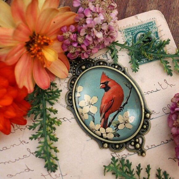 Retro Cardinal Bird Ornate Pendant Necklace - Oval Glass‎ Vintage Retro Jewelry - Picture 3 of 6